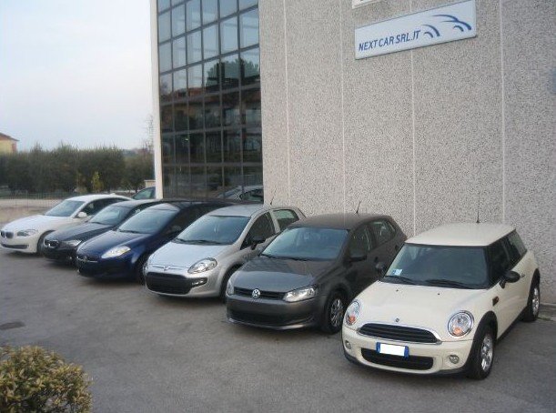 Fila di auto usate multimarca davanti alla sede Next Car
