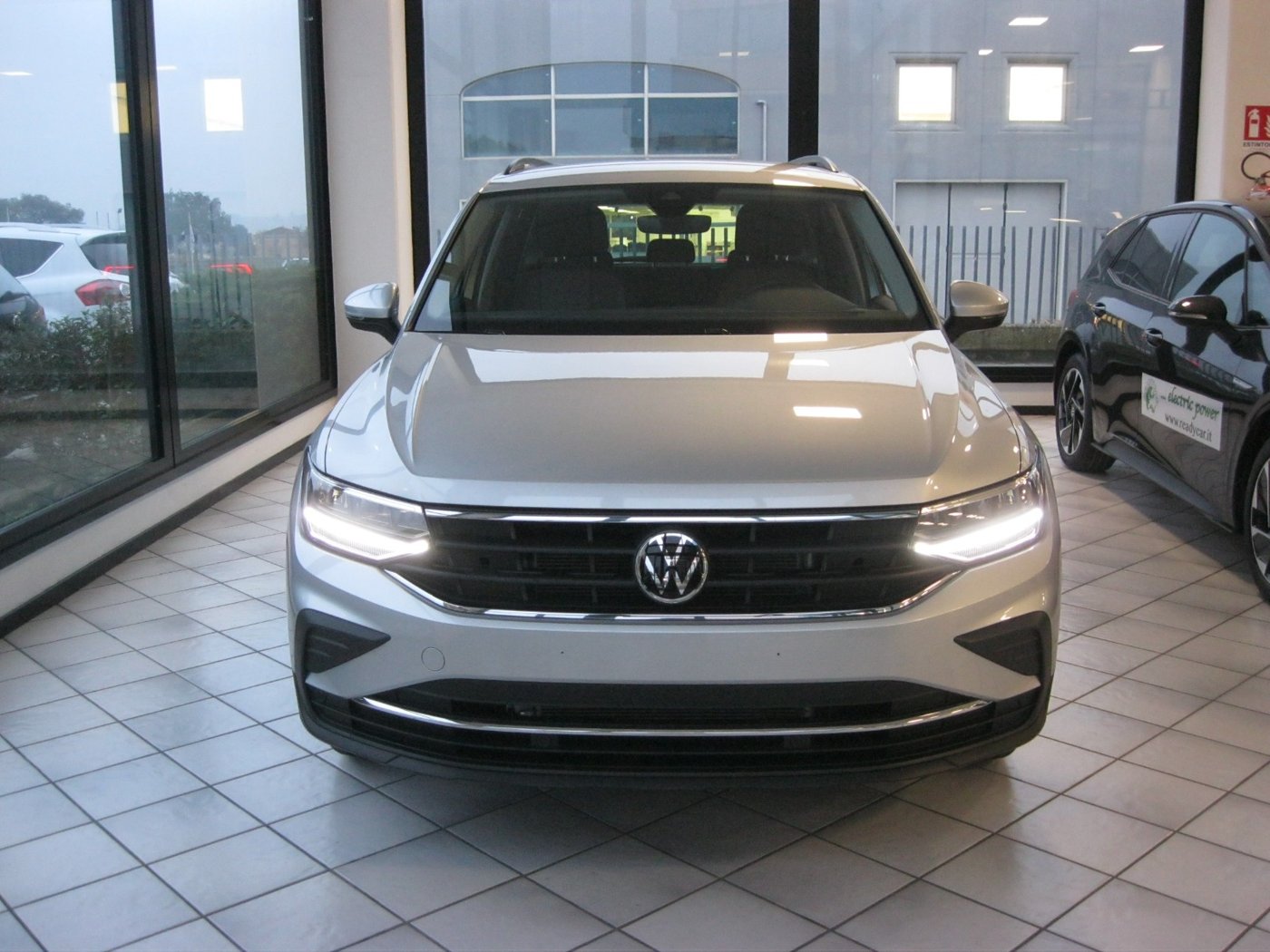 Auto usata pronta per la consegna nello showroom Next Car